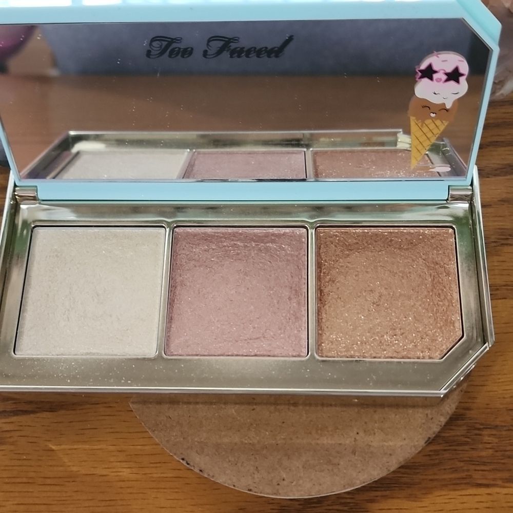 NEW. "Triple Scoop" Highlighting Palette - Vanilla Strawberry Chocolate